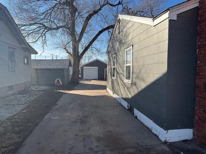 1121 W Harry St - Photo 2 of 14