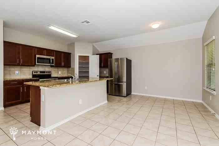 1321 Basswood Ln - Photo 4 of 12