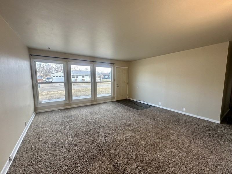 1717 Meadowdale Dr Nw - Photo 3 of 14