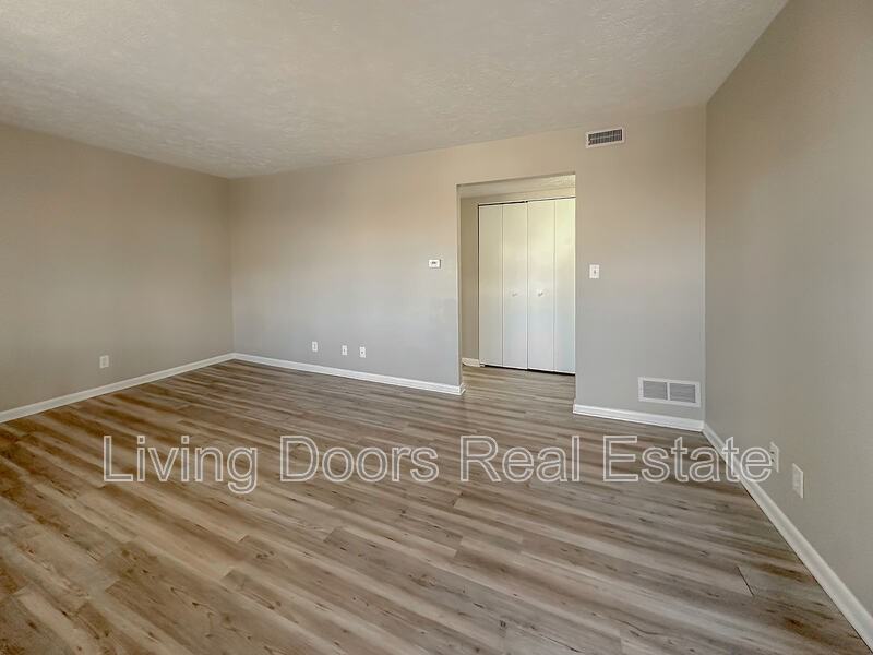 4717 Gladstone St - Photo 5 of 8