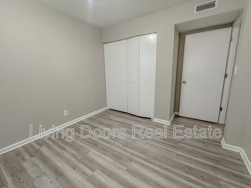 4717 Gladstone St - Photo 6 of 8
