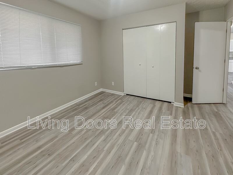 4717 Gladstone St - Photo 7 of 8