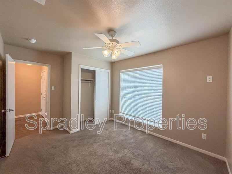 1112 Roanoke Dr - Photo 3 of 26