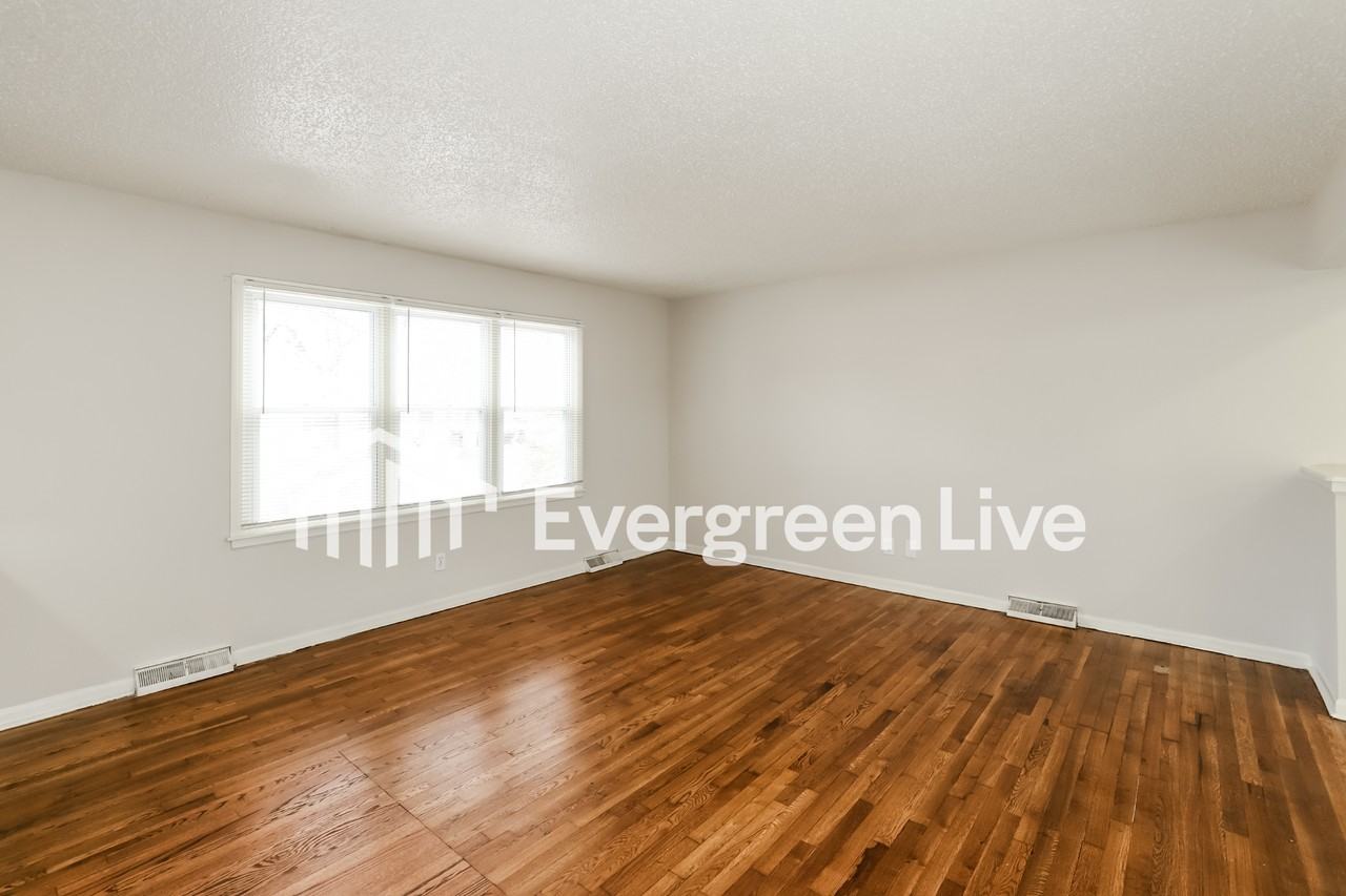 3303 E 106th Ter - Photo 2 of 15