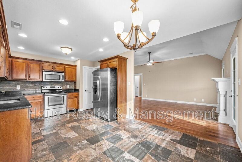 1725 Autumnwood Blvd - Photo 7 of 32