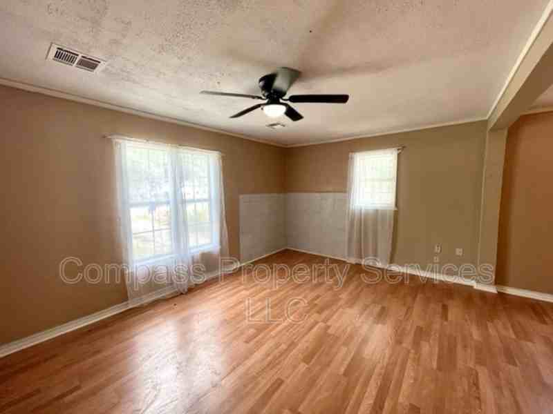 2714 Windsor Ave - Photo 2 of 12