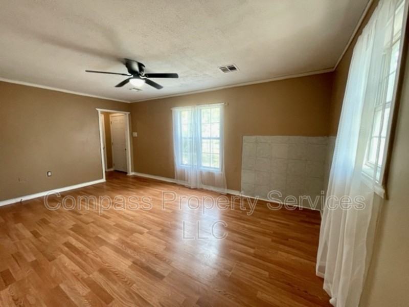 2714 Windsor Ave - Photo 3 of 12