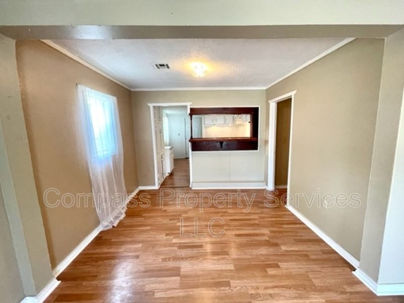 2714 Windsor Ave - Photo 4 of 12