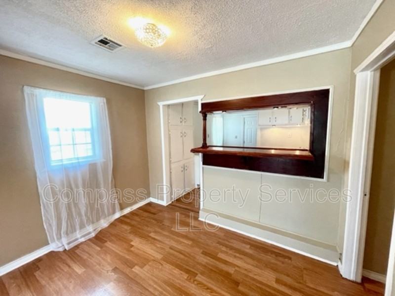 2714 Windsor Ave - Photo 5 of 12