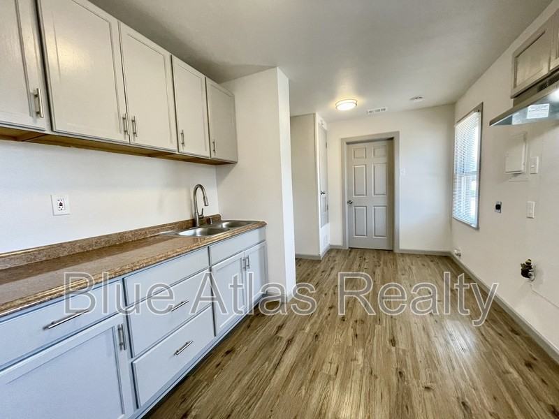 2037 Beaumont St - Photo 2 of 13