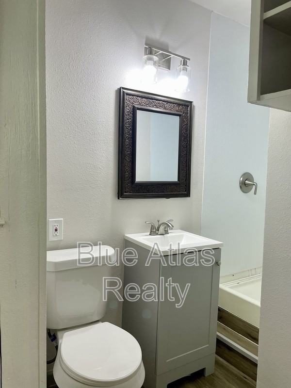 2037 Beaumont St - Photo 5 of 13