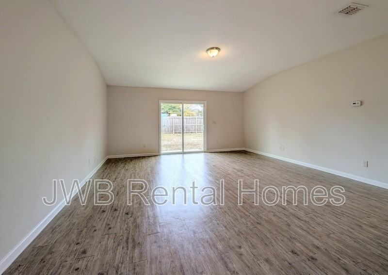 1110 Eastdale St - Photo 5 of 19