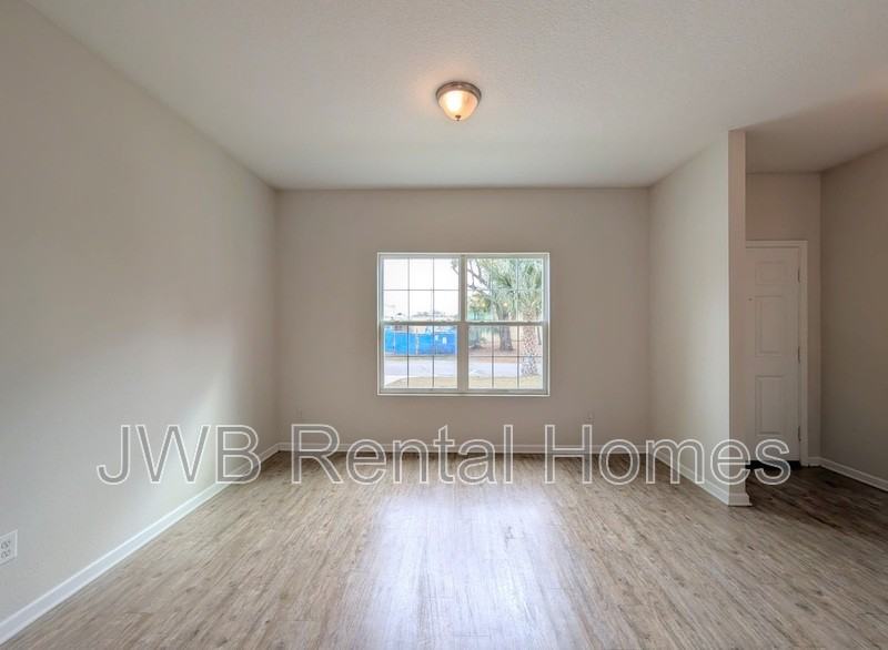 1110 Eastdale St - Photo 6 of 19