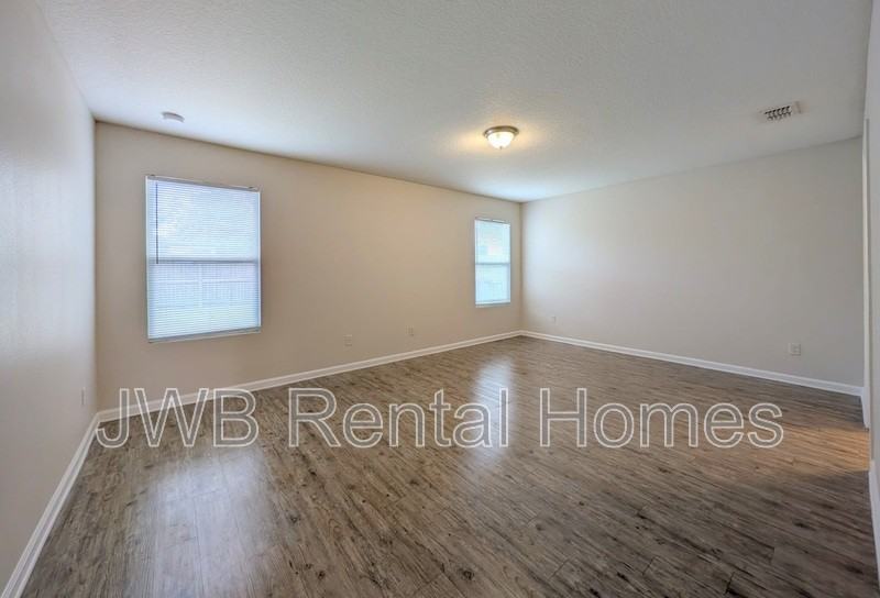 1110 Eastdale St - Photo 7 of 19