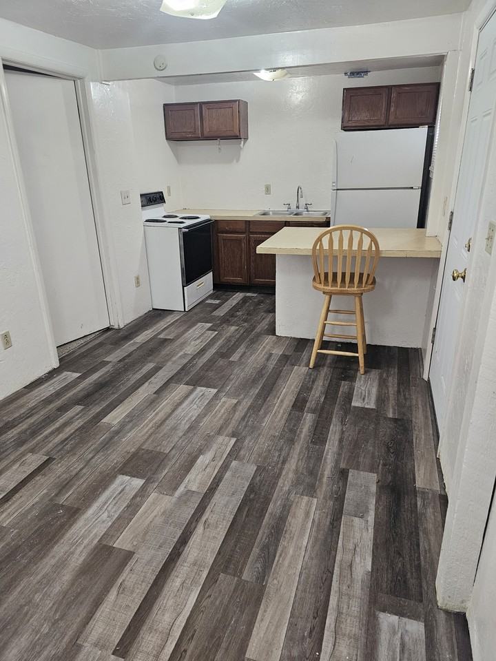 110 7th St #8 - Photo 3 of 8