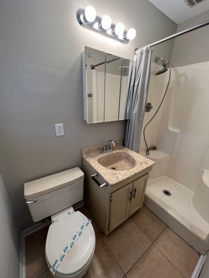 811 Robin Hood Trl #NA - Photo 2 of 10