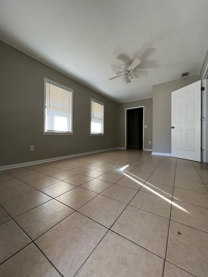 811 Robin Hood Trl #NA - Photo 5 of 10