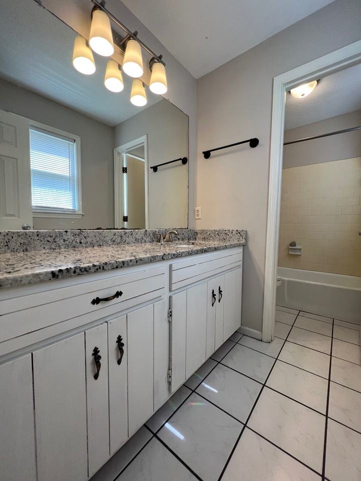 809 Robin Hood Trl #NA - Photo 5 of 8