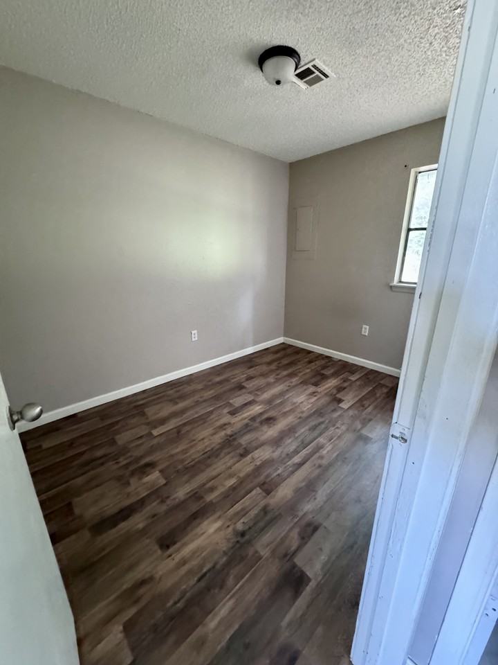 403 East St #A - Photo 2 of 7