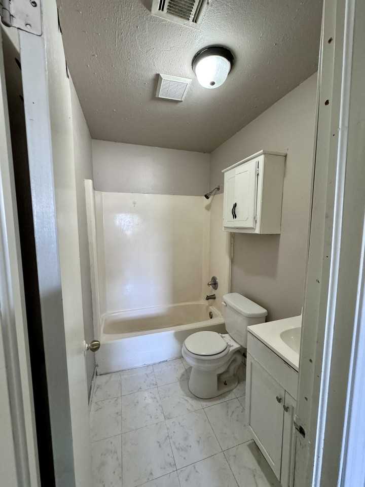 403 East St #A - Photo 3 of 7