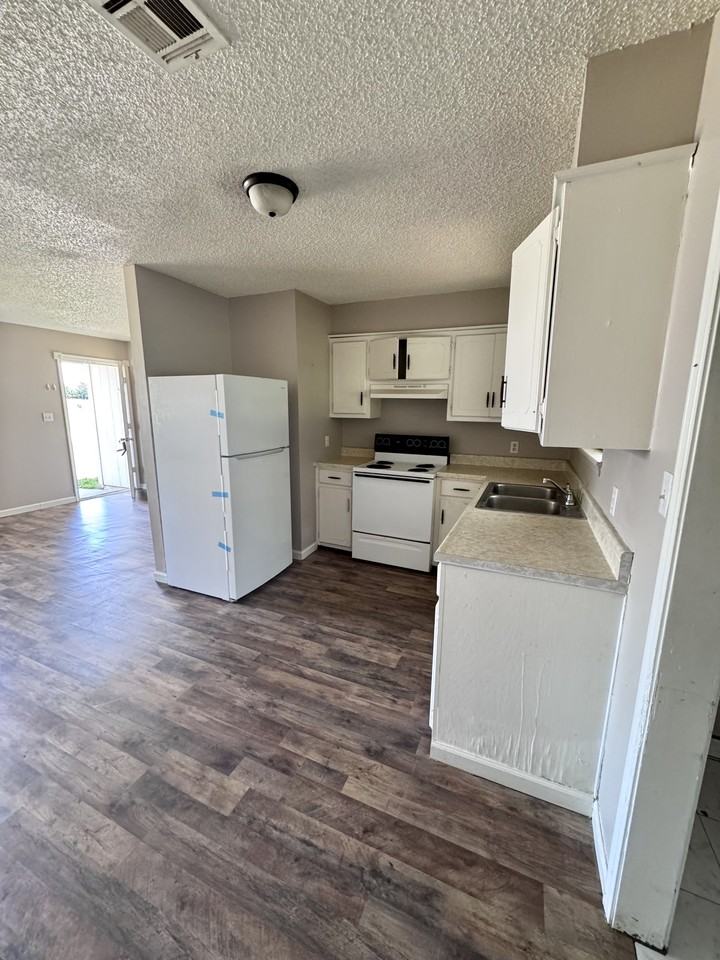 403 East St #A - Photo 4 of 7