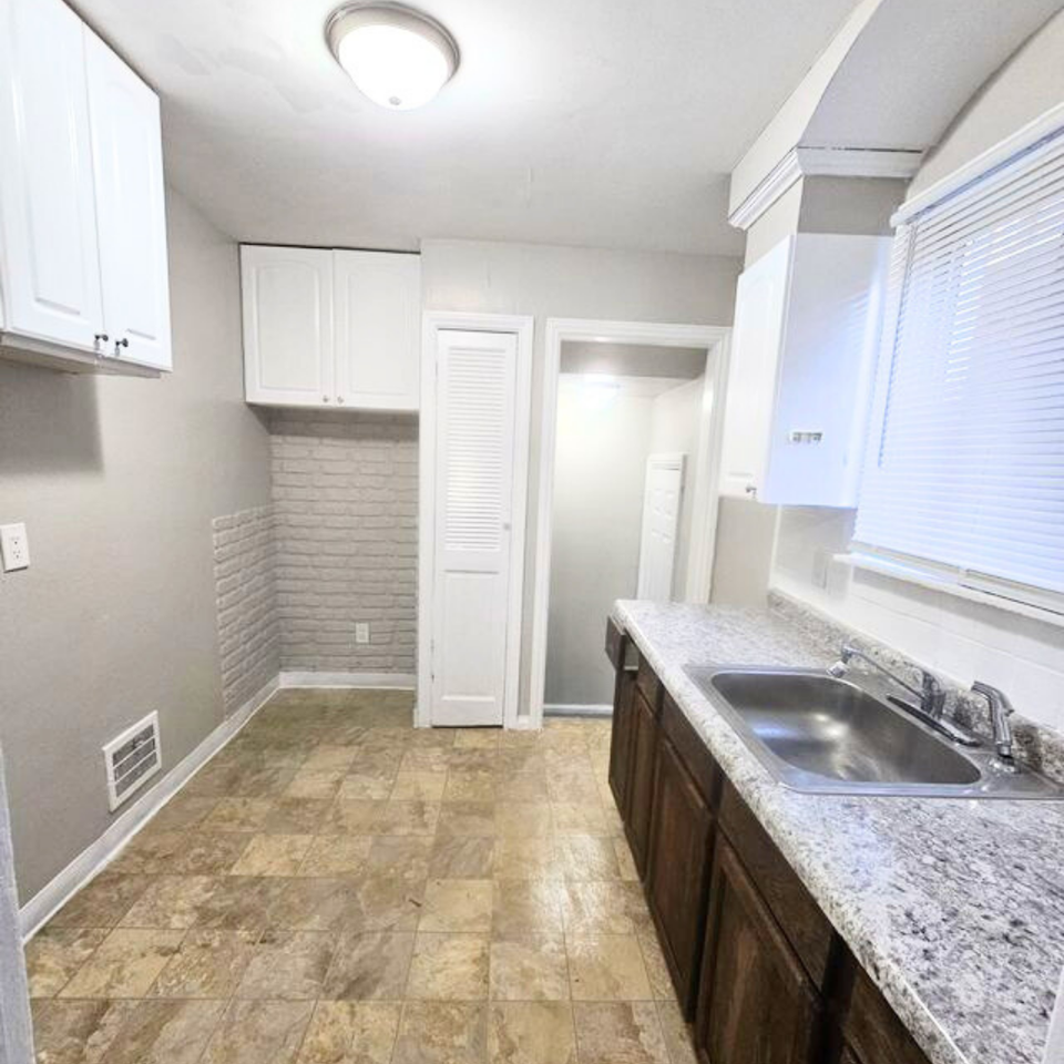 10803 Roxbury St - Photo 4 of 19