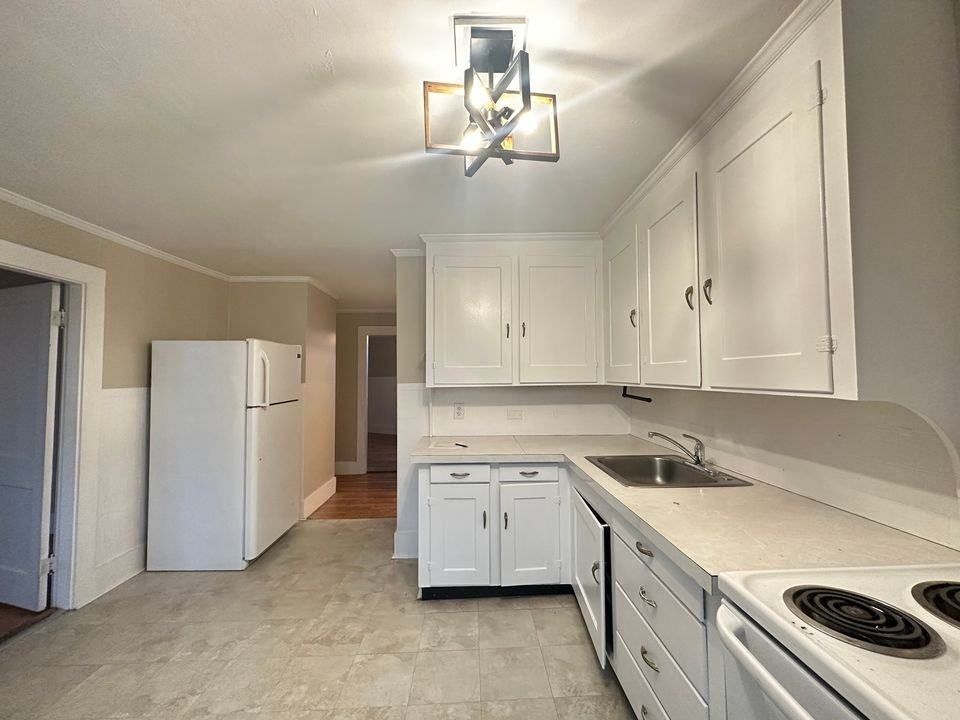 Hanson St - Photo 3 of 19