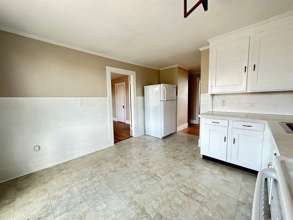 Hanson St - Photo 6 of 19