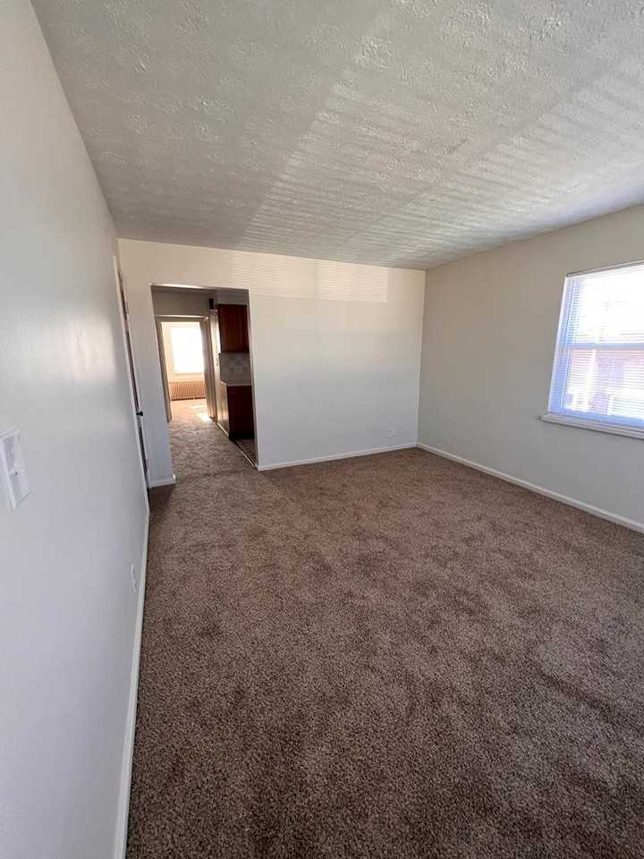 1580 Glenbeck Ave #4 - Photo 4 of 4