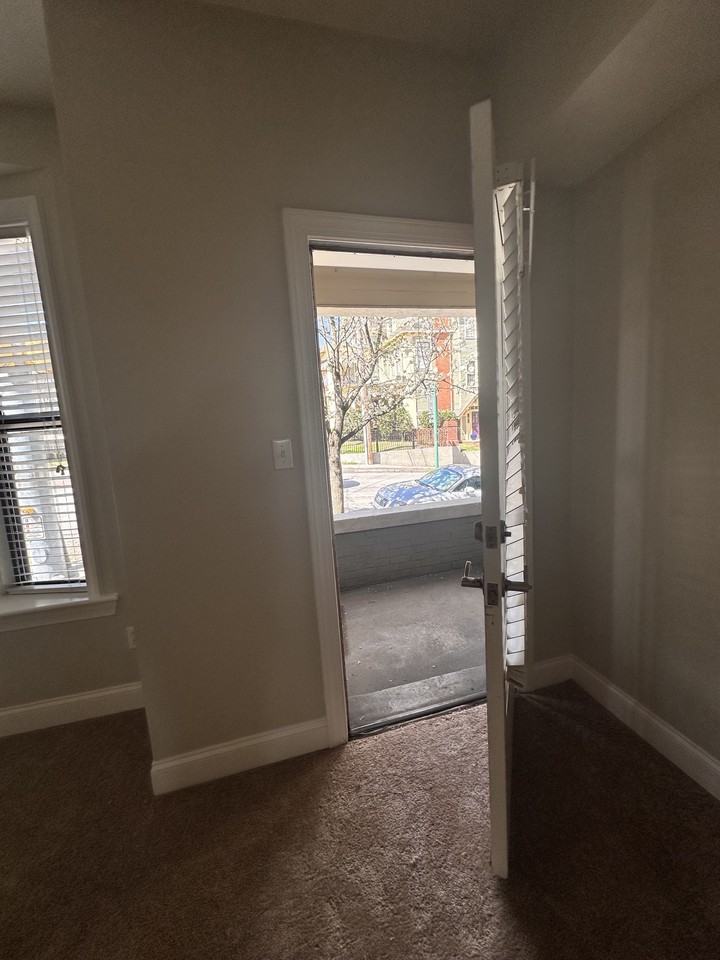 324 Lindsay St - Photo 5 of 18