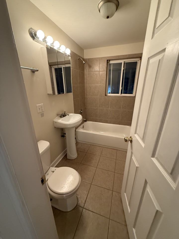 6424 N Ridge Blvd #3L - Photo 7 of 8