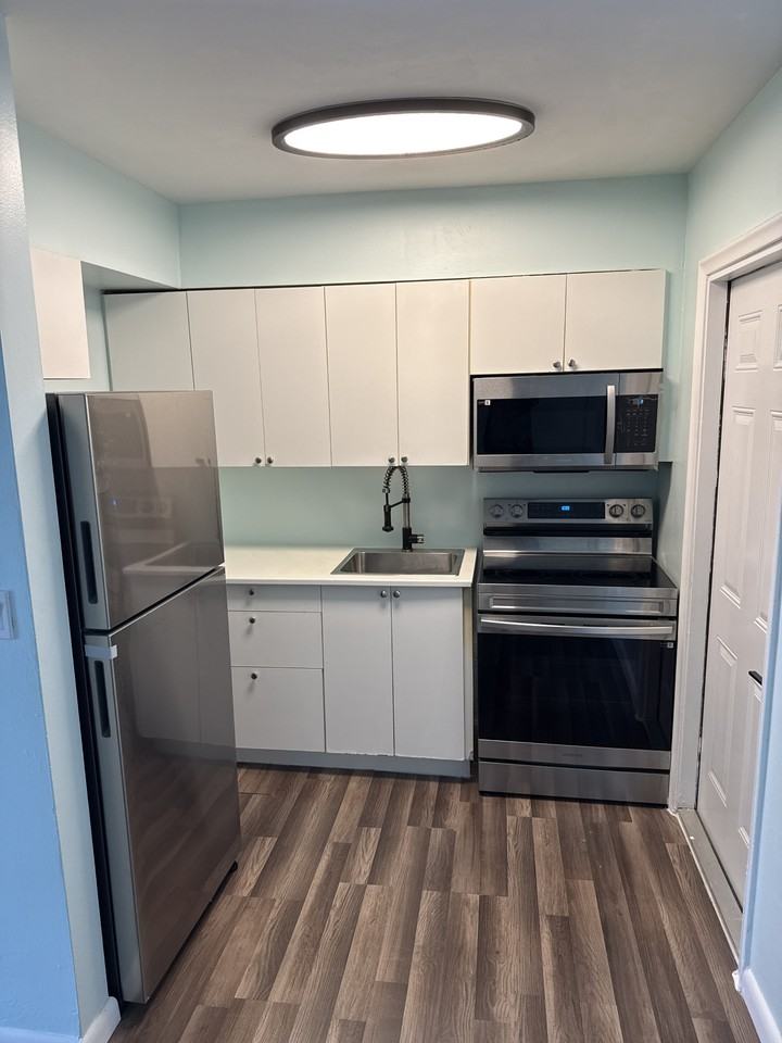 2247 Taylor St #3 - Photo 3 of 10