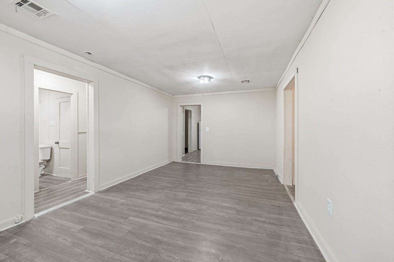 141 Ambroise St - Photo 4 of 20