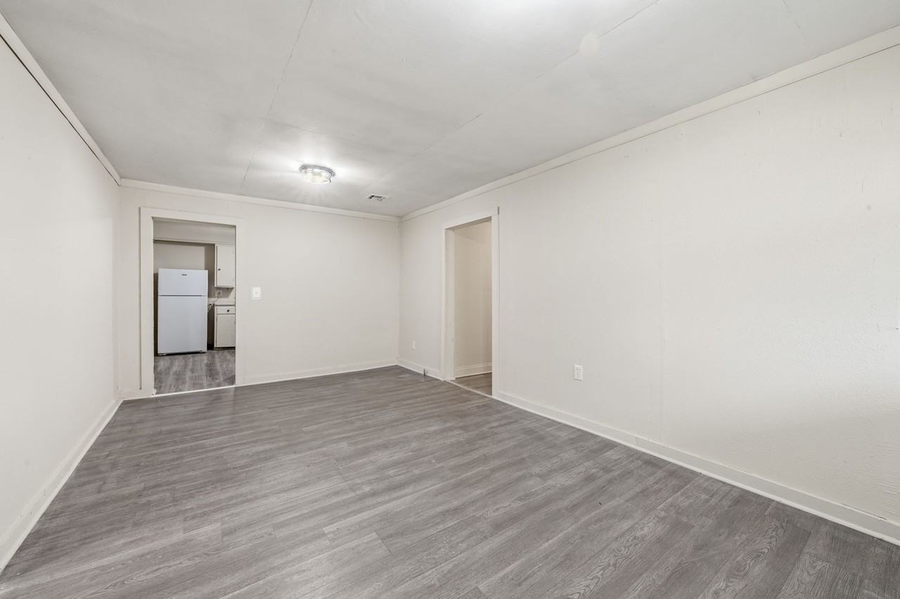 141 Ambroise St - Photo 5 of 20