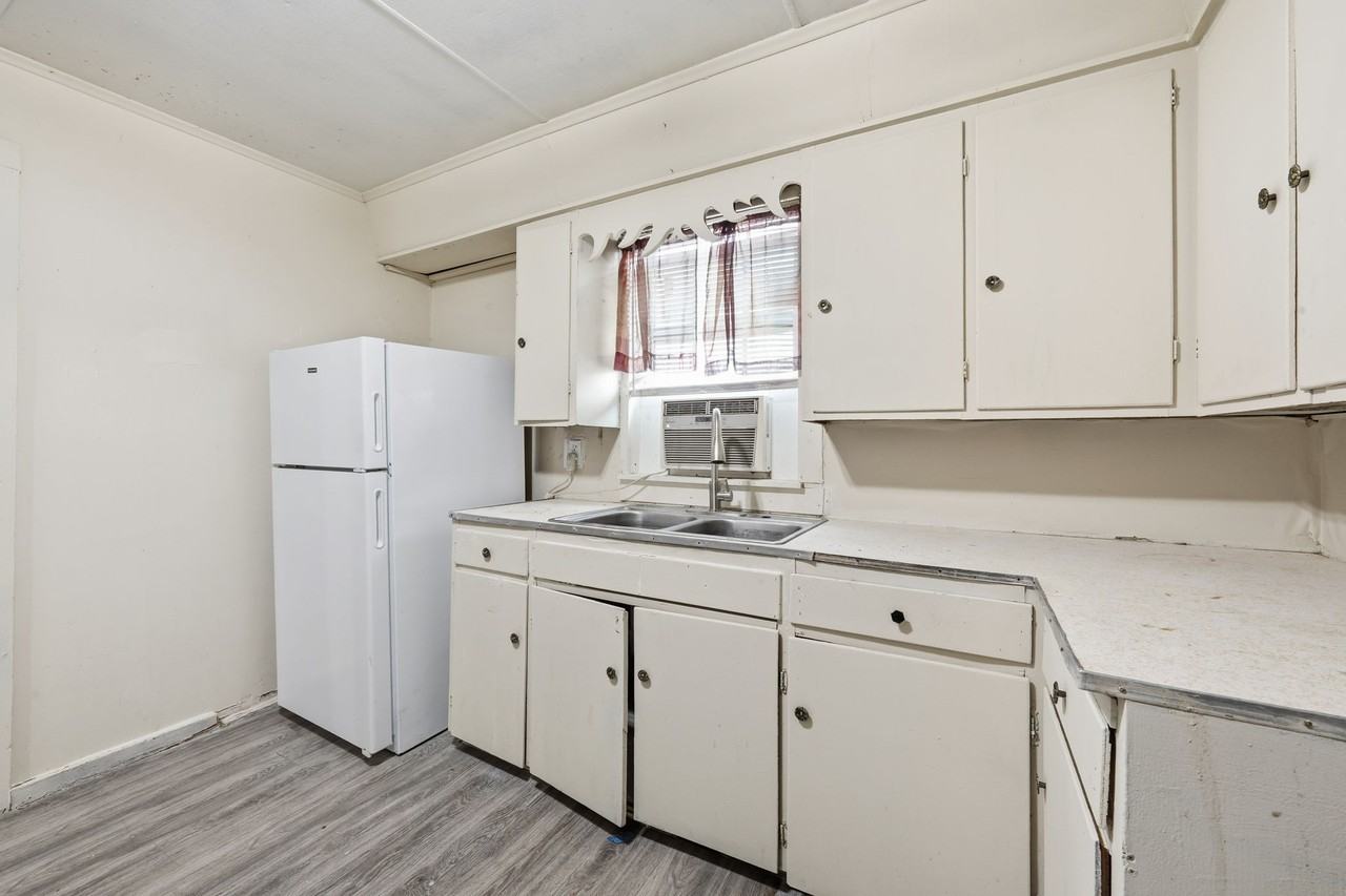 141 Ambroise St - Photo 6 of 20