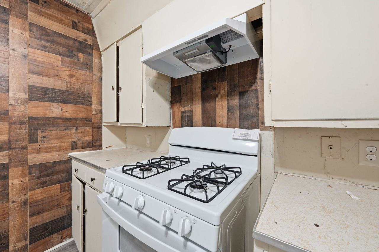 141 Ambroise St - Photo 7 of 20