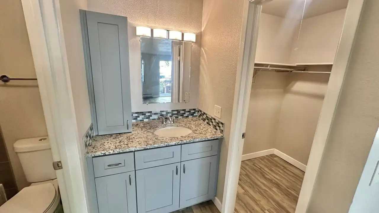 980 S Dexter St #4 - Photo 5 of 11