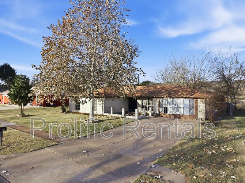 610 Creek St - Photo 4 of 46