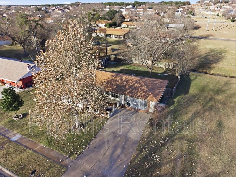 610 Creek St - Photo 5 of 46