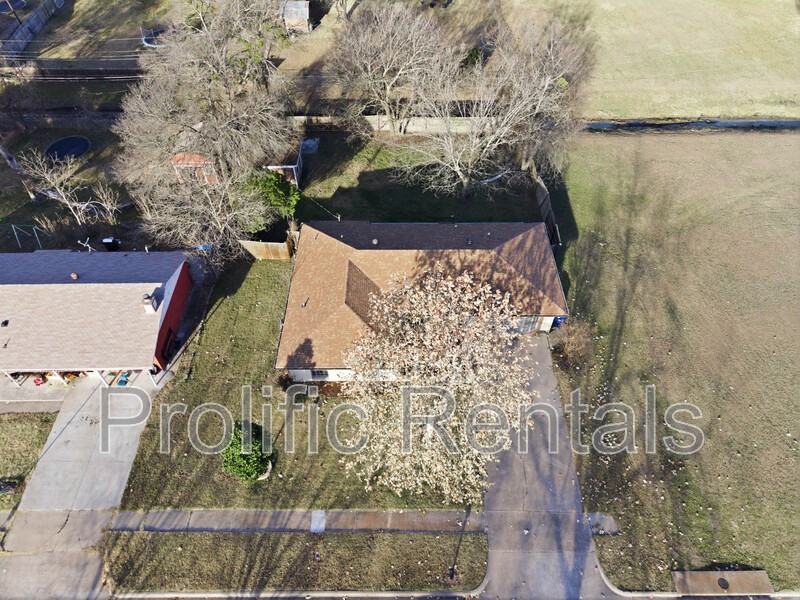 610 Creek St - Photo 6 of 46