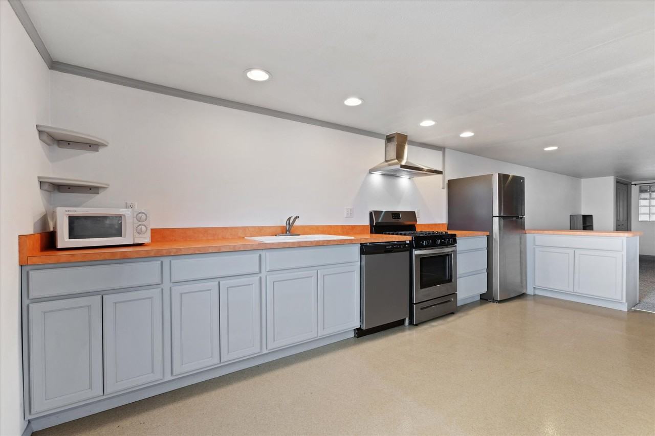 1113 Adams Ave - Photo 2 of 13