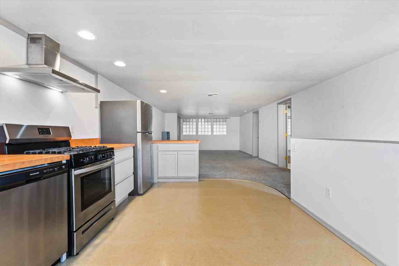 1113 Adams Ave - Photo 3 of 13