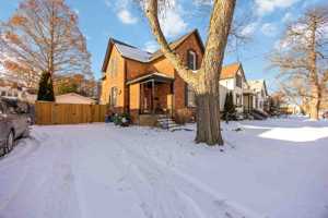 featured image of 125 Forsyth St S