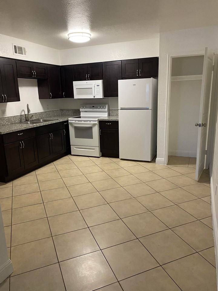 Wilshire Place - Photo 5 of 11