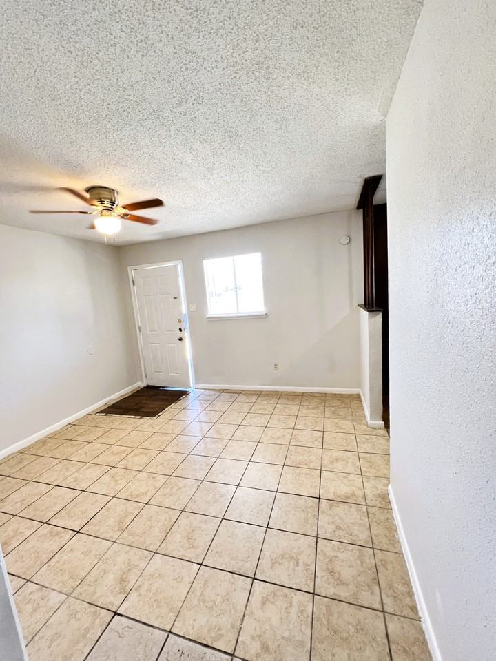 913 S 17th St #913 - Photo 3 of 9