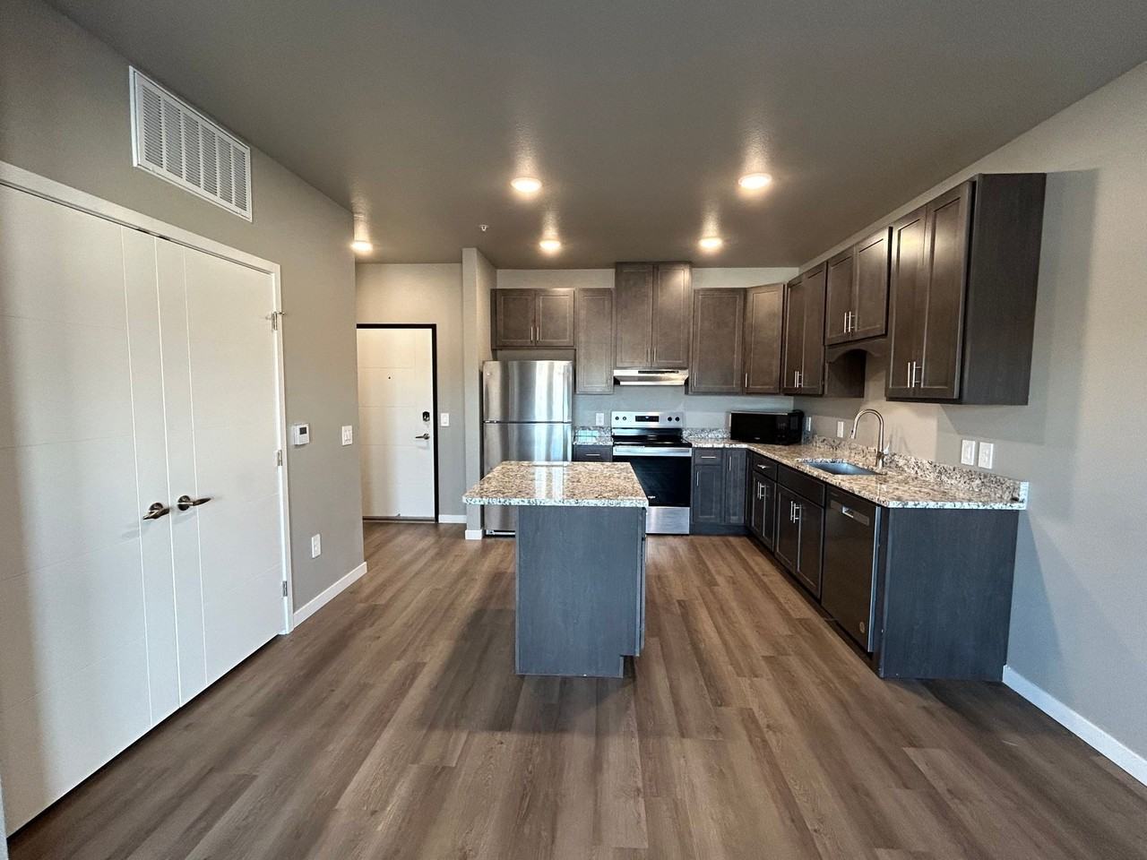 Kraewood Flats - Rent Special - Photo 3 of 50