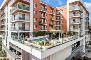 featured image of 453 S Kenmore Ave