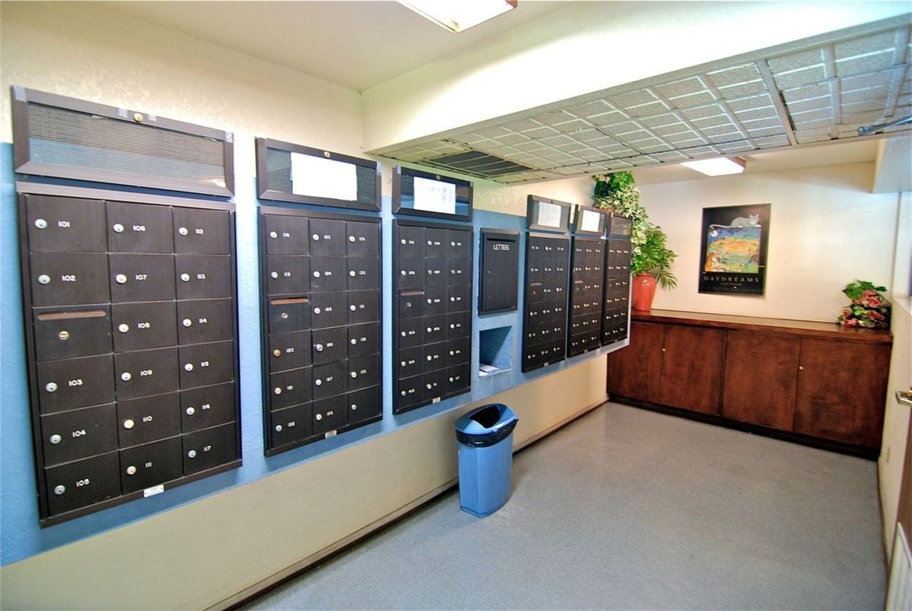 16000 SHERMAN WAY - Photo 7 of 36