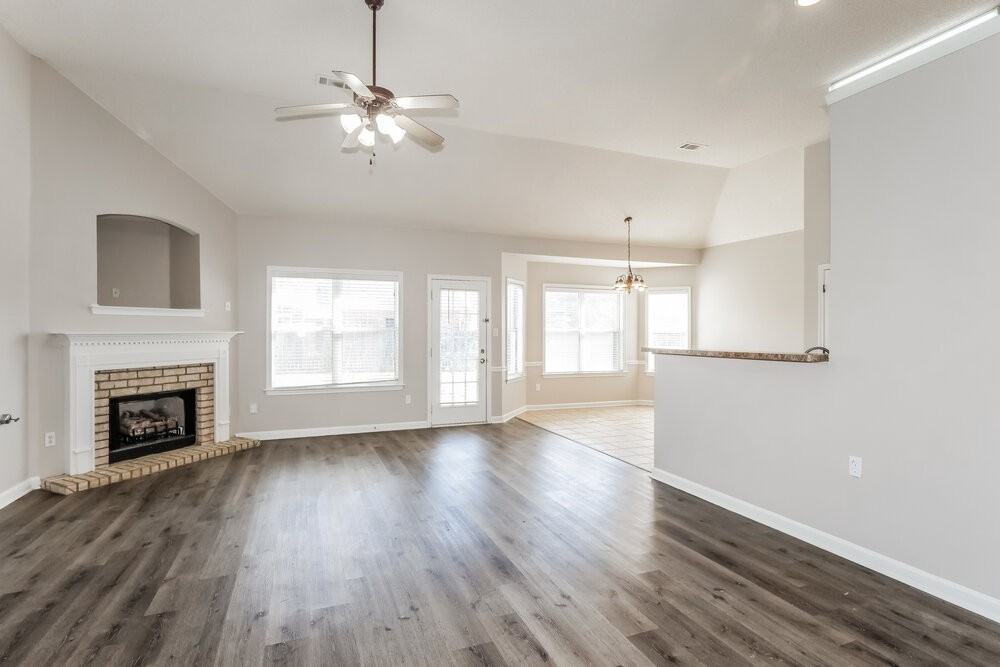 1516 Sawmill Creek Ln - Photo 5 of 17