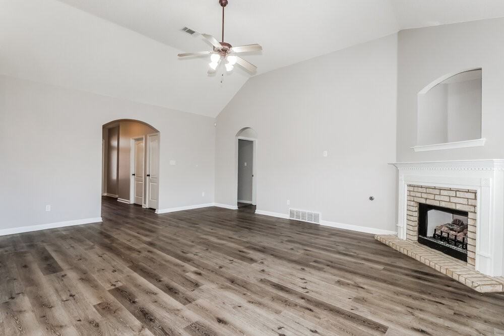 1516 Sawmill Creek Ln - Photo 6 of 17